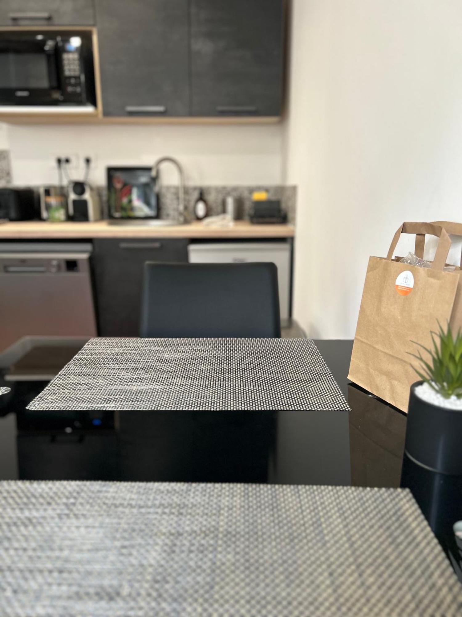 Chez Sam Et L'as Du Forum, Centre Apartment *